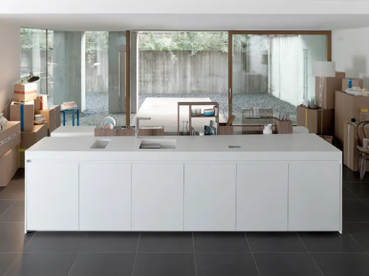 Cucina Design con isola Bianca in materiale ecologico Swanstone Inside di Key Cucine