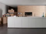 Cucina Design in Noce Canaletto con isola in materiale ecologico Swanstone Inside di Key Cucine