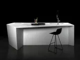 Cucina Design a isola dalla forma irregolare e scultorea Y45 in Corian Bianco di Key Cucine