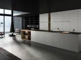 Cucina Design con isola Twins in laccato e Rovere con top in Gres finitura Nero Marquinia di Key Cucine